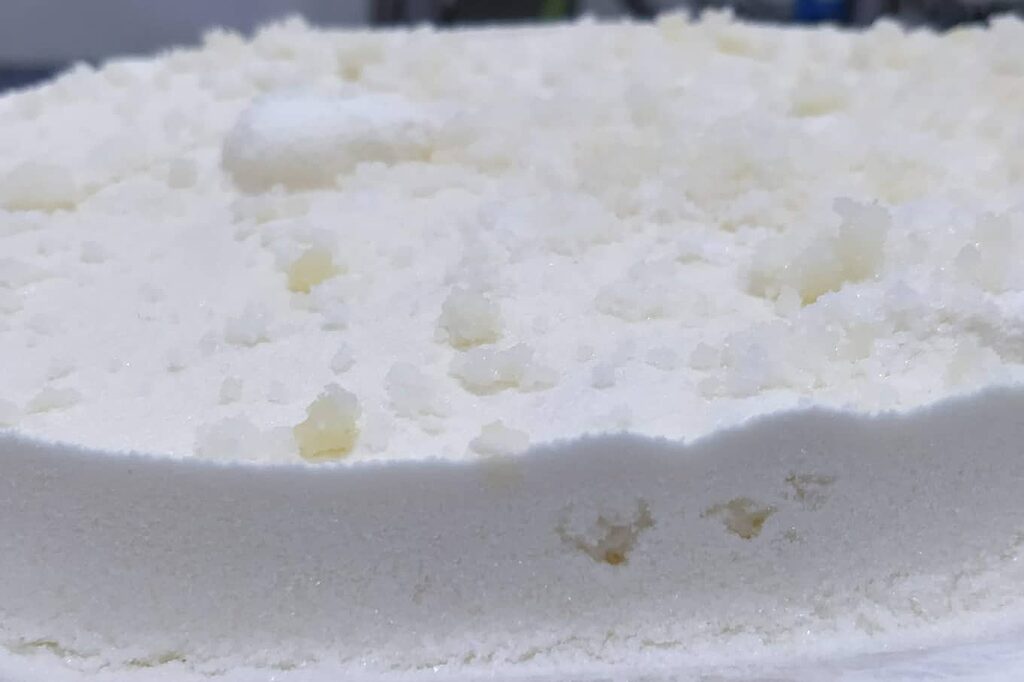 Cristales de CBDA durante el proceso de extracción y purificación