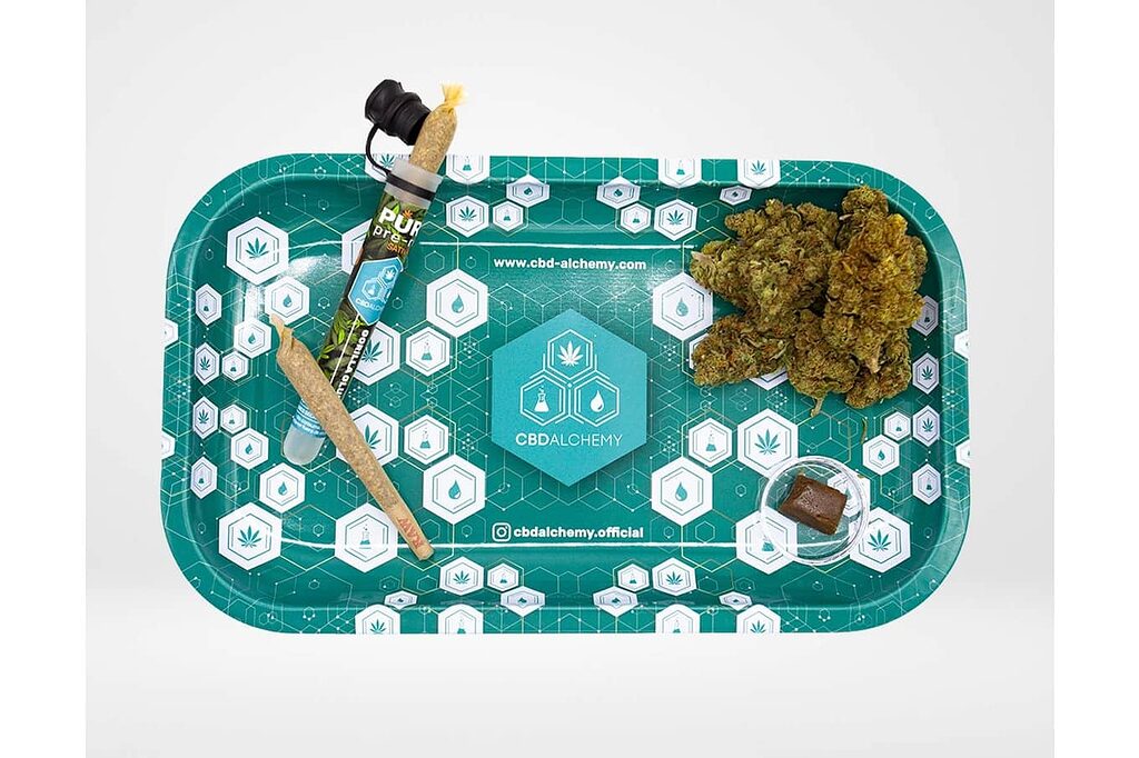 Bandeja de liar premium: Diseño ergonómico con logo CBD Alchemy.