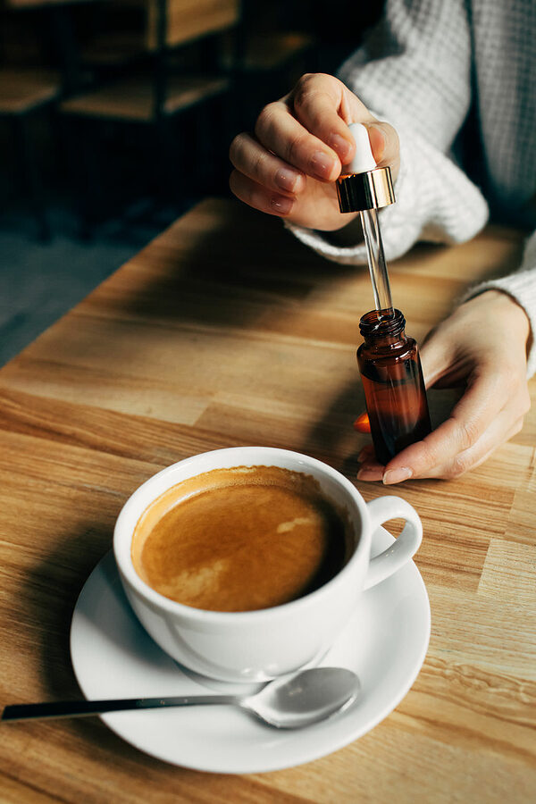 CBD-Öl kann sublingual eingenommen oder Speisen und Getränken hinzugefügt werden.
