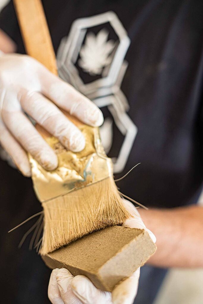 Ketama Gold Hash viene spazzolata nei laboratori di hashish di CBD Alchemy.