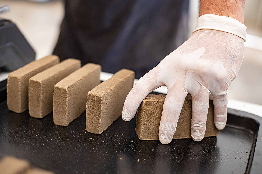 Le haschisch Ketama Gold de CBD Alchemy en cours de fabrication.